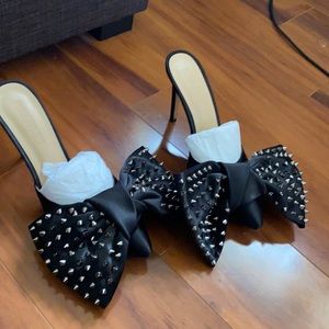 Spikes mule bow sandal
